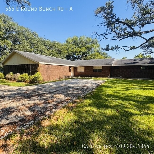 property at 565 E Roundbunch Rd