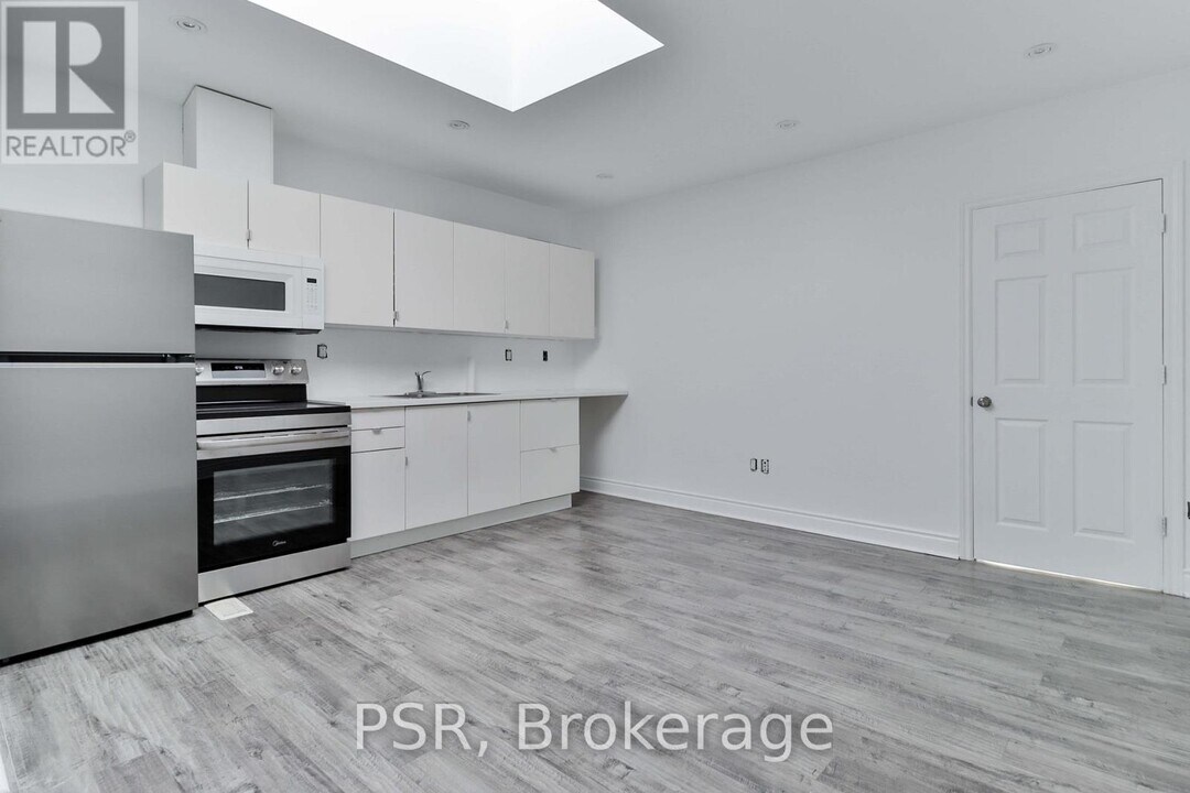 1364 St Clair Ave W in Toronto, ON - Building Photo