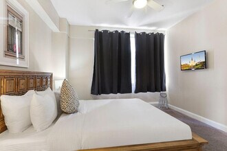 925 Common St in New Orleans, LA - Foto de edificio - Building Photo