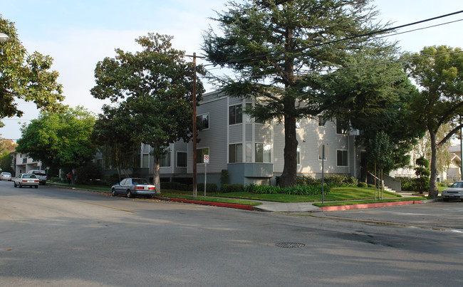 1040 San Rafael Ave in Glendale, CA - Building Photo - Building Photo