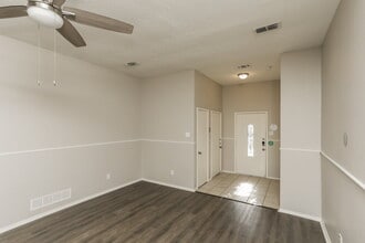 317 Glen Meadow Dr in Glenn Heights, TX - Foto de edificio - Building Photo