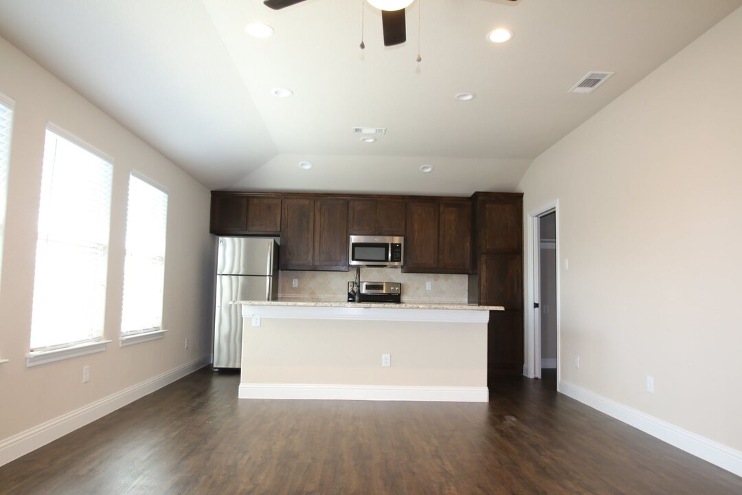 1300-1304 White Sand Dr in Azle, TX - Building Photo