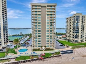 5440 N Ocean Dr, Unit 705 in Riviera Beach, FL - Building Photo - Building Photo