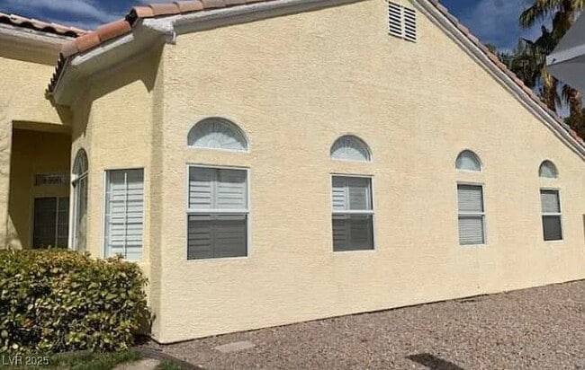 7456 Oatman Ln in Las Vegas, NV - Building Photo - Building Photo