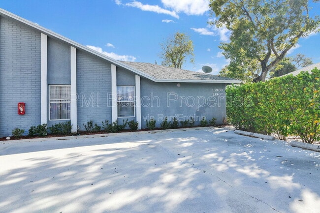 13900 Folkestone Cir in Wellington, FL - Building Photo - Building Photo