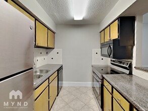 1407 Huntingdon Chase in Atlanta, GA - Foto de edificio - Building Photo