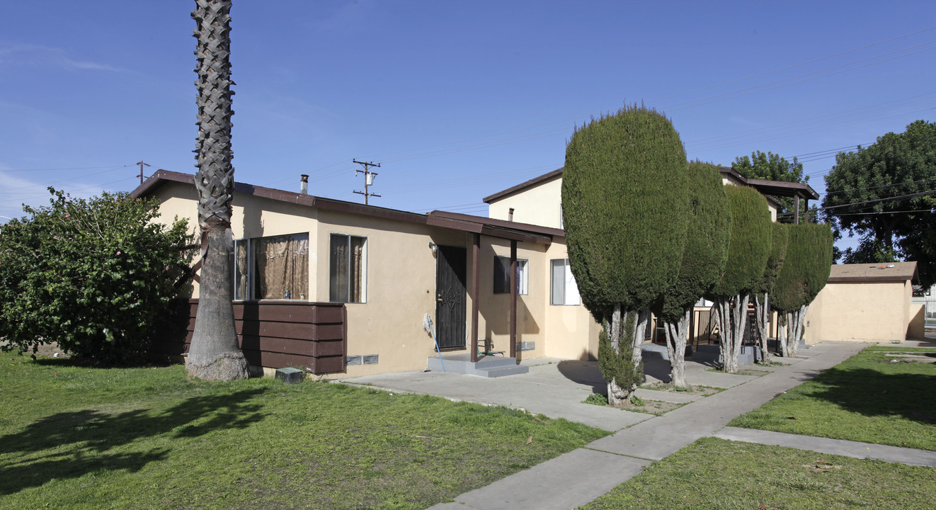 449-455 W Valencia Dr in Fullerton, CA - Building Photo