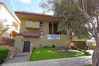 7110 Etiwanda Ave in Reseda, CA - Building Photo - Building Photo