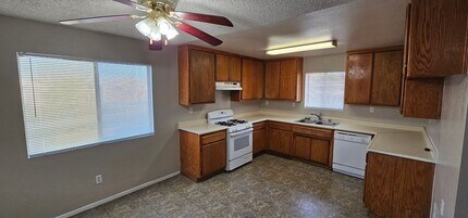 800 Capehart Ct in Ridgecrest, CA - Building Photo - Building Photo