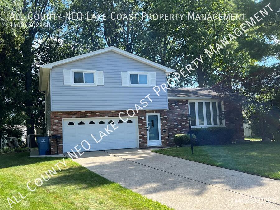 23468 Carriage Ln in North Olmsted, OH - Building Photo