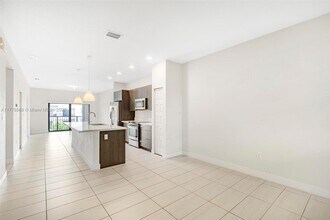 7865 NW 104th Ave in Doral, FL - Building Photo - Building Photo