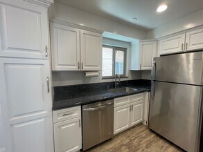 718 N Guadalupe Ave, Unit 4 in Redondo Beach, CA - Foto de edificio - Building Photo