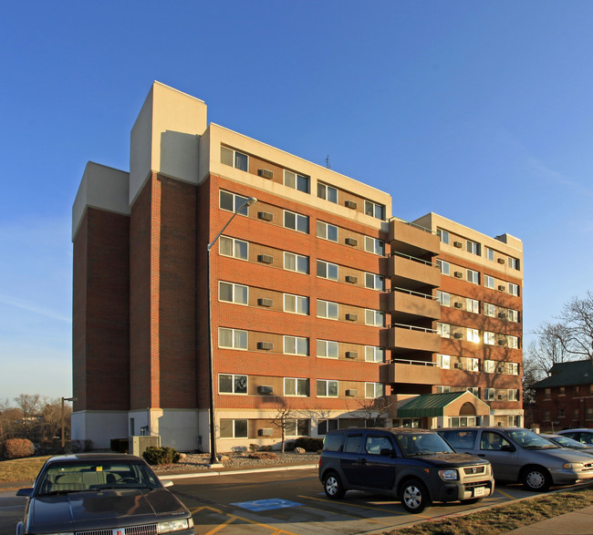 Riverview 500 in Mishawaka, IN - Foto de edificio - Building Photo