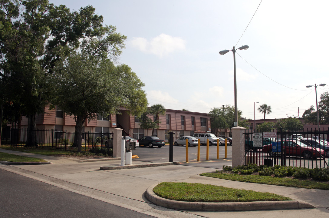 Oakhurst Square II in Tampa, FL - Building Photo