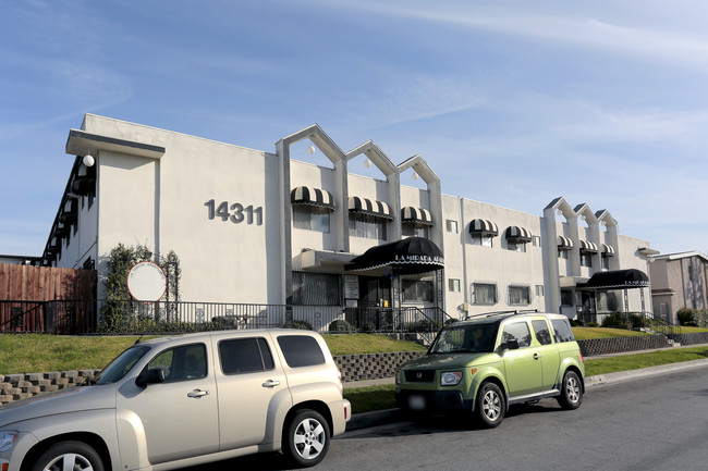 La Mirada Apartments in La Mirada, CA - Building Photo - Building Photo