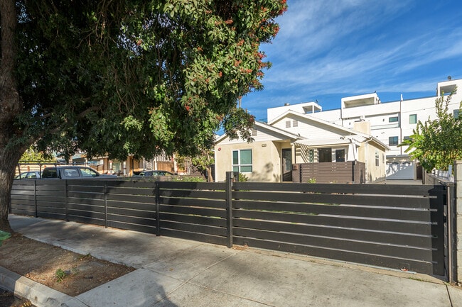 property at 736 N Wilton Pl