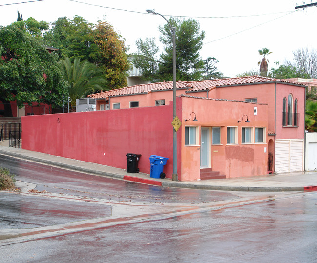 2527-2529 Berkeley Ave in Los Angeles, CA - Foto de edificio - Other