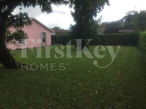 197 Martin Cir in Royal Palm Beach, FL - Building Photo - Building Photo
