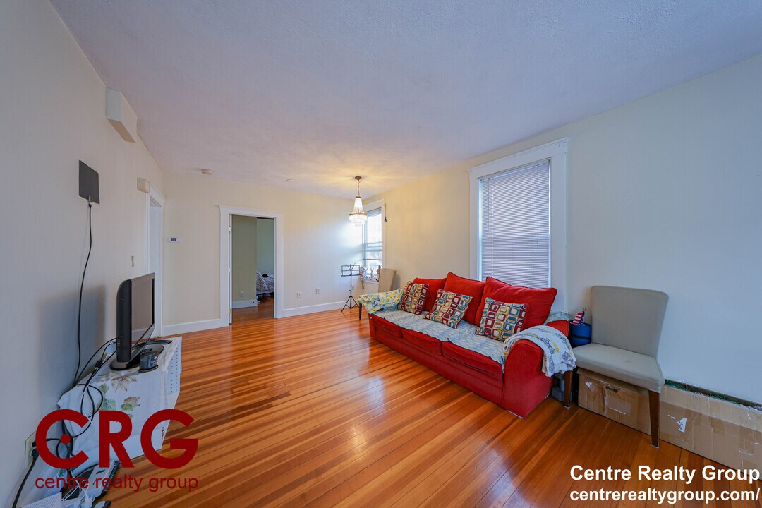 23 Indiana Ter, Unit 1 in Newton, MA - Foto de edificio