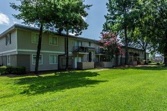 Pinebrooke Pointe in Memphis, TN - Building Photo - Building Photo