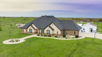 1192 Seaborn Rd in Ponder, TX - Foto de edificio - Building Photo