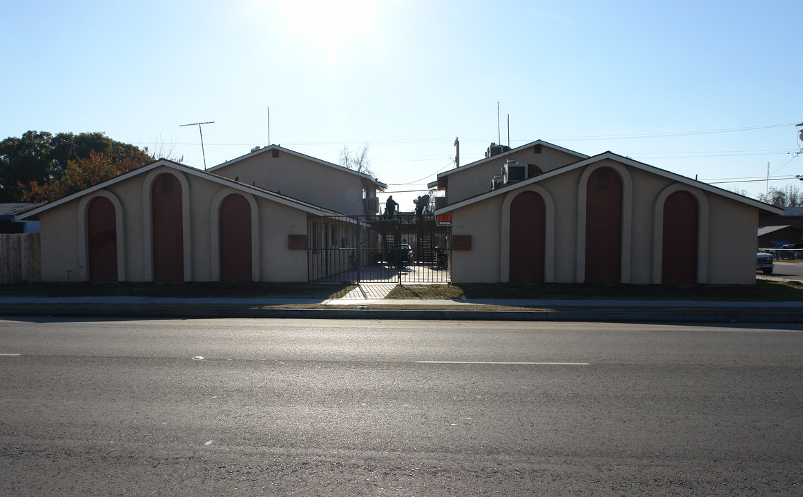 221-223 NW 3rd Ave in Visalia, CA - Building Photo