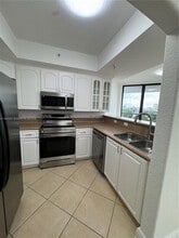 2301 SW 27th Ave, Unit 706 in Miami, FL - Foto de edificio - Building Photo