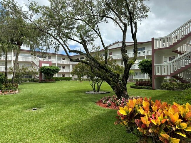569 Fanshaw N in Boca Raton, FL - Foto de edificio - Building Photo