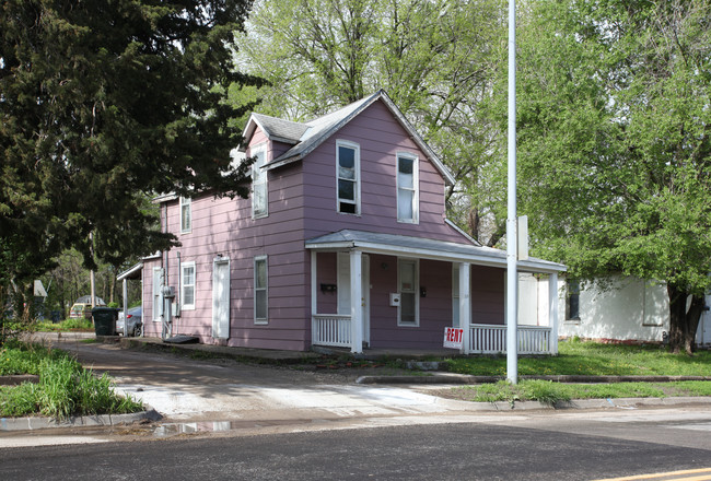 215 NW Gordon St in Topeka, KS - Foto de edificio - Building Photo