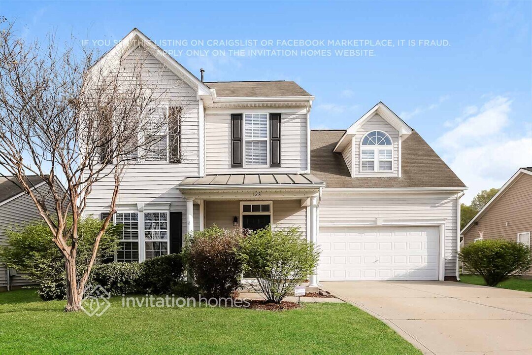 128 Crestwood Dr in Mount Holly, NC - Building Photo