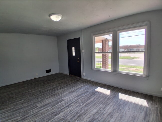 1497 E Fairchild St in Danville, IL - Building Photo - Building Photo