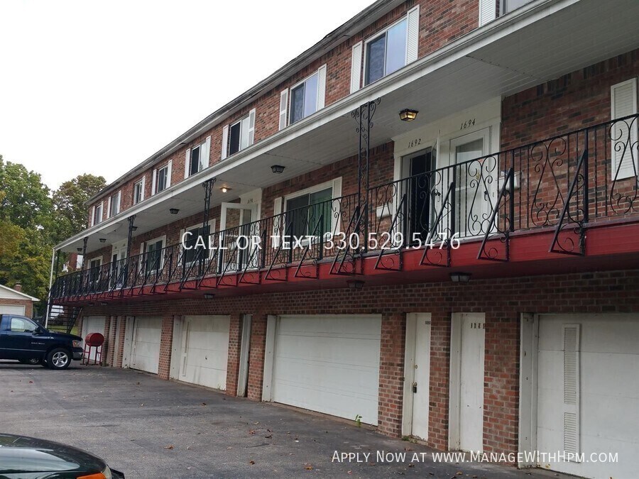 1690 Karg Dr in Akron, OH - Building Photo