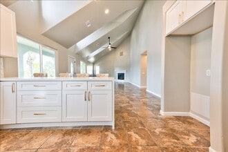 880 La Terraza Blvd in Escondido, CA - Building Photo - Building Photo