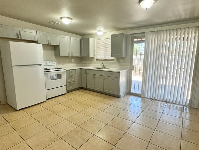 1543 W Roger Rd in Tucson, AZ - Foto de edificio - Building Photo