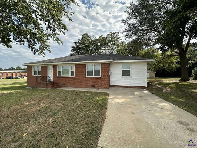 property at 412 N Houston Lake Blvd