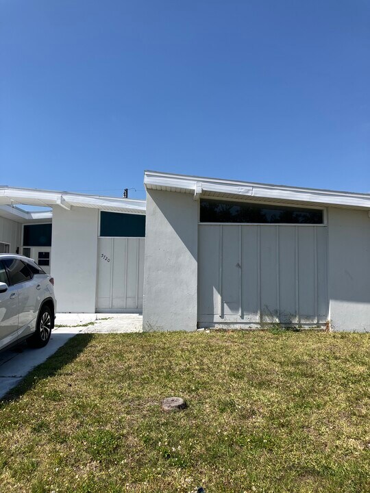 5724 Gallatin Ln, Unit 5720 in North Port, FL - Building Photo