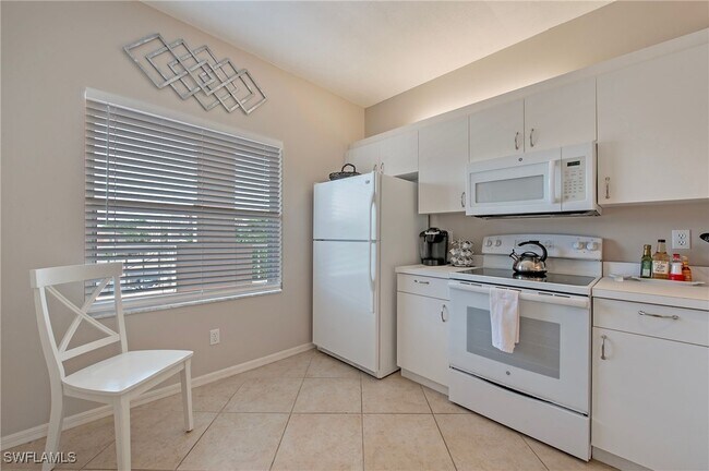 992 Woodshire Ln in Naples, FL - Building Photo - Building Photo