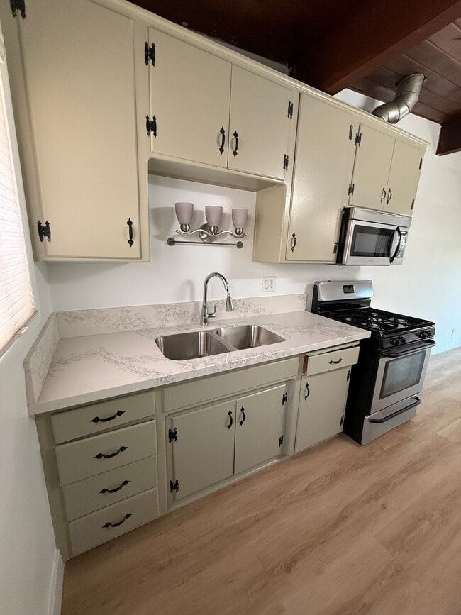 5629 Cleon Ave, Unit APT C in Los Angeles, CA - Building Photo - Building Photo