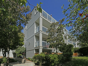 Mathew Court in Vancouver, BC - Building Photo - Building Photo