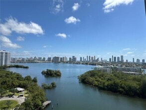 16385 Biscayne Blvd in North Miami Beach, FL - Building Photo - Building Photo