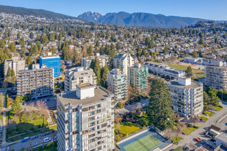 1427 Duchess Ave in West Vancouver, BC - Building Photo - Building Photo