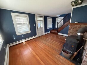 182 Maple Hill Rd in Huntington, NY - Building Photo - Building Photo