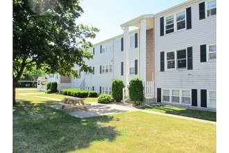 Colonial Crest in Sturgis, MI - Building Photo - Building Photo