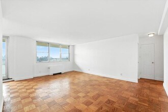 6040 JFK Blvd E in West New York, NJ - Building Photo - Building Photo
