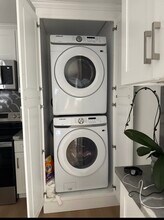 22827 1/2 Calvert St in Woodland Hills, CA - Foto de edificio - Building Photo