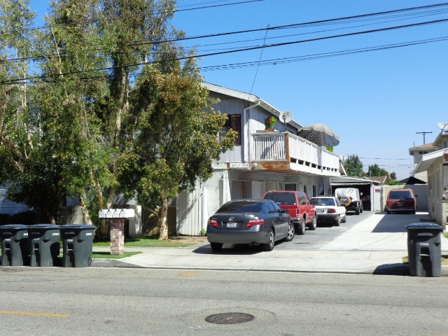 1307 W Palmyra Ave in Orange, CA - Foto de edificio