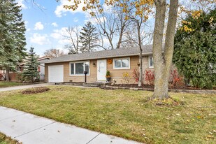 198 Shadywood Ln in Elk Grove Village, IL - Building Photo