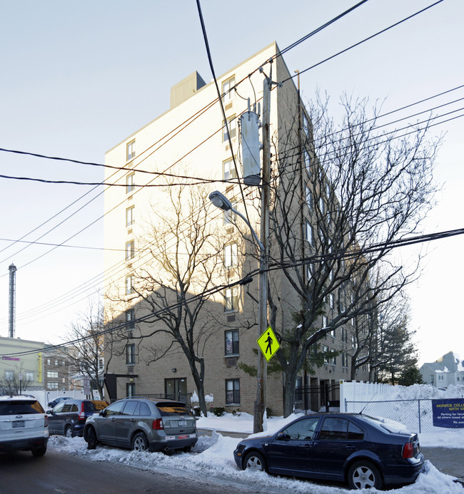 Huguenot House in New Rochelle, NY - Building Photo - Building Photo