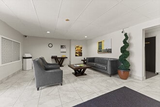 Marine Court in Windsor, ON - Foto de edificio - Building Photo