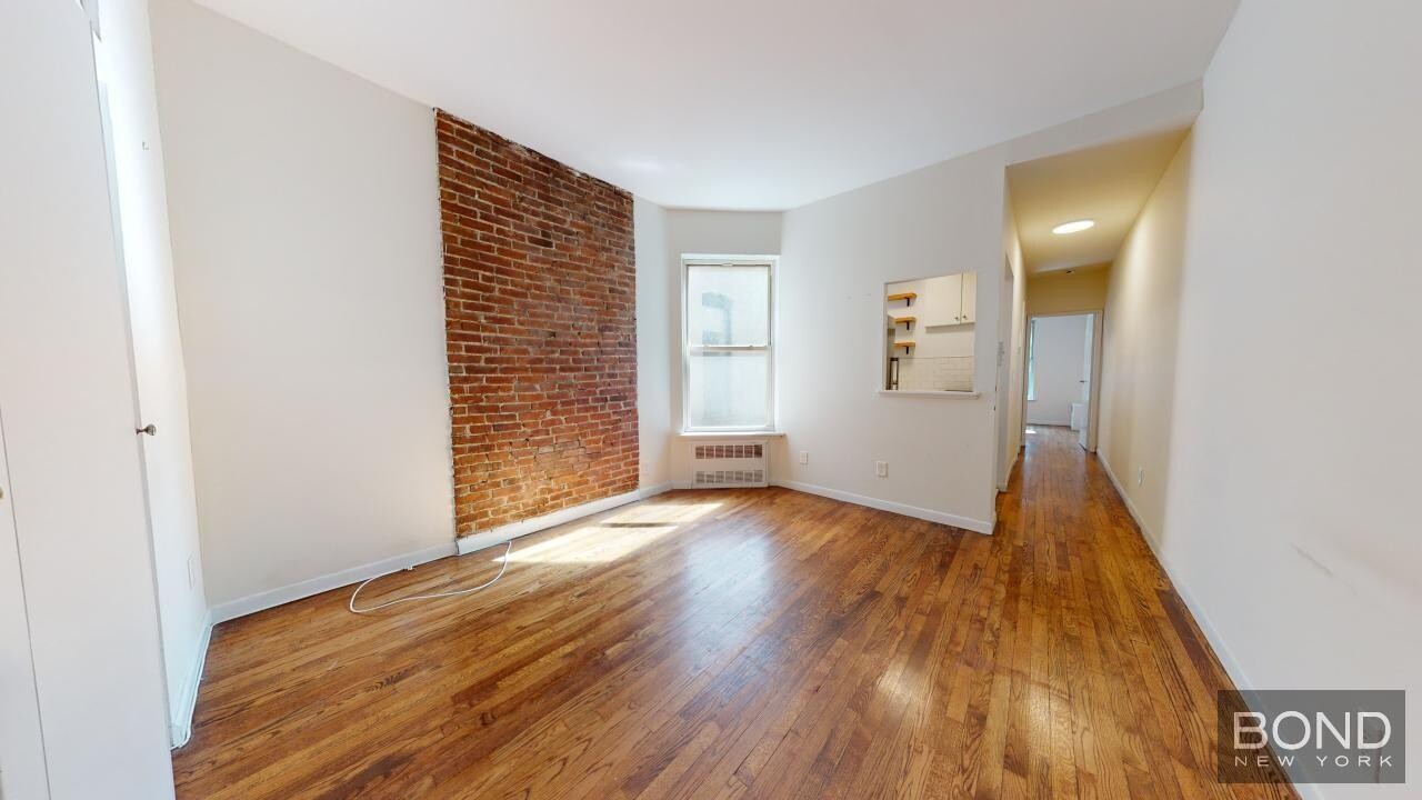 214 E 85th St in New York, NY - Building Photo